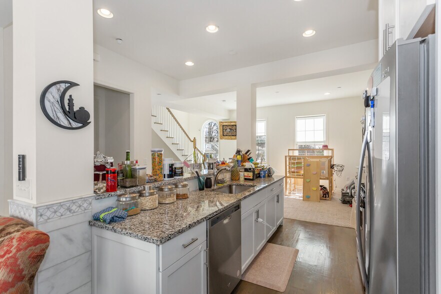 Building Photo - 293 Bradley Dr