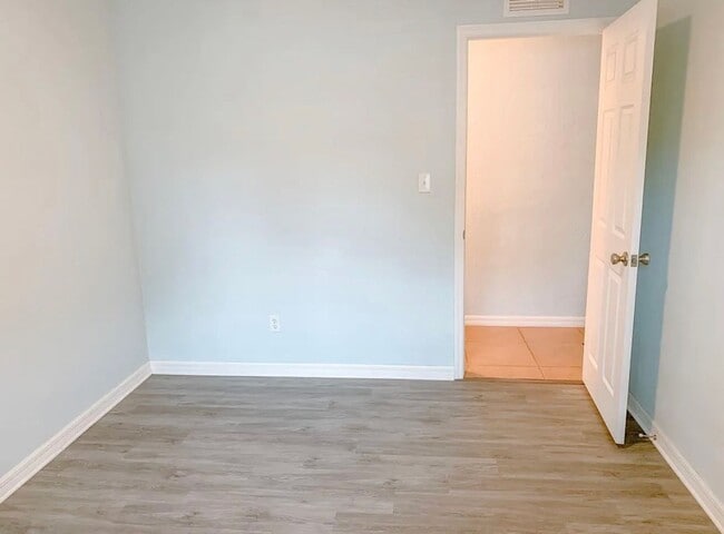 Building Photo - Hottest location, unit available near best beaches and downtown