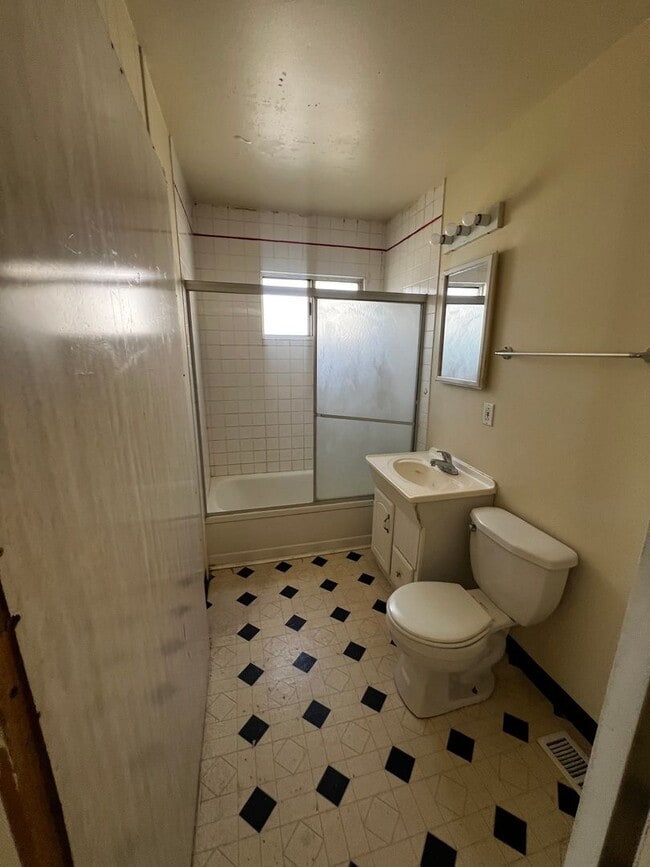Building Photo - Great Property South of Town