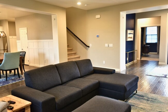 Building Photo - Gorgeous 3bed / 2.5bath home located in Tuscany!