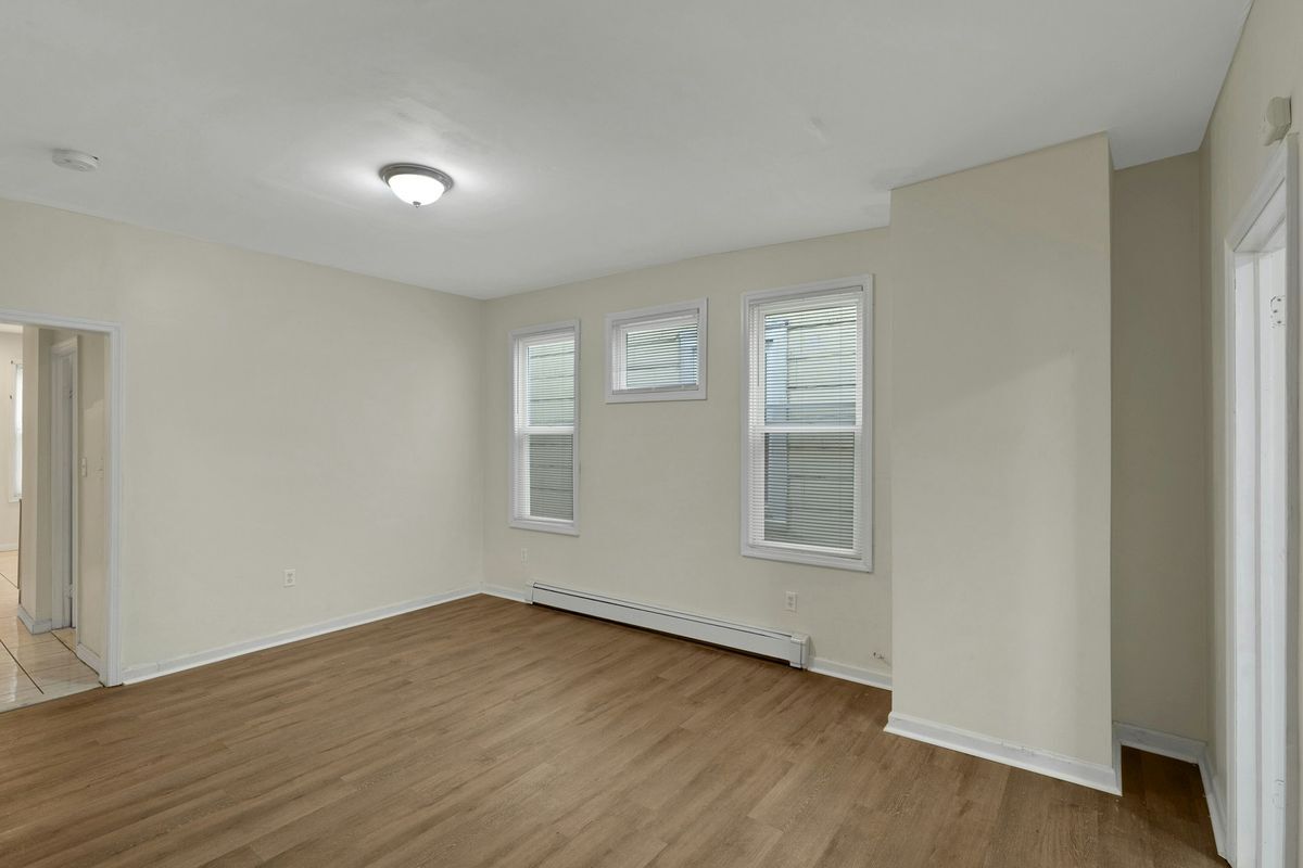 Building Photo - 496 S 21st St