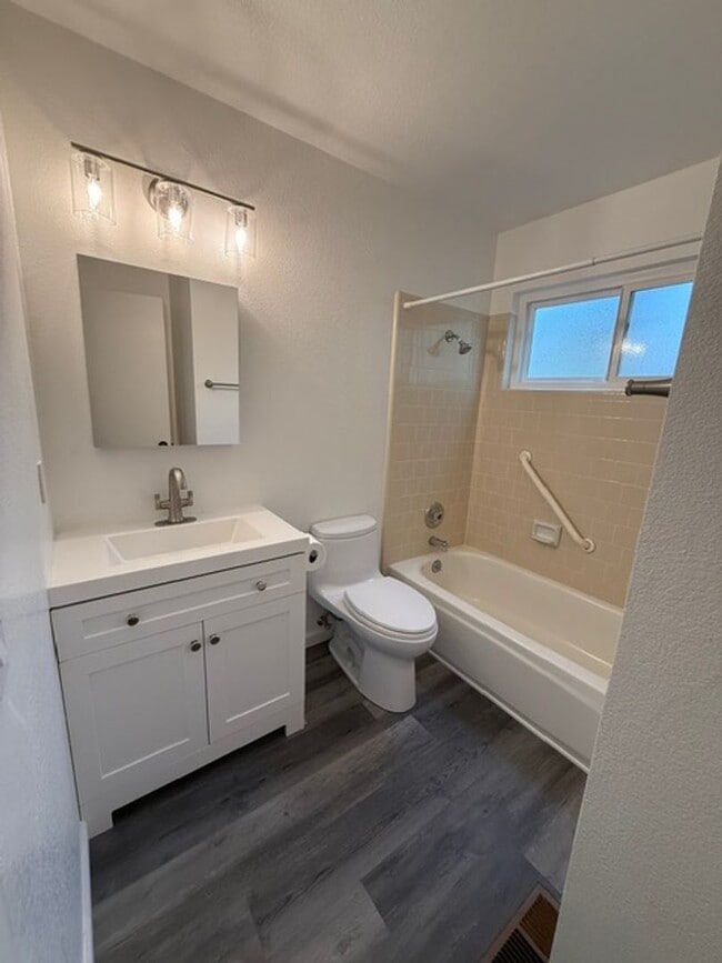 Building Photo - 3 Bedroom/2 Bathroom Home Available in Rincon Valley!