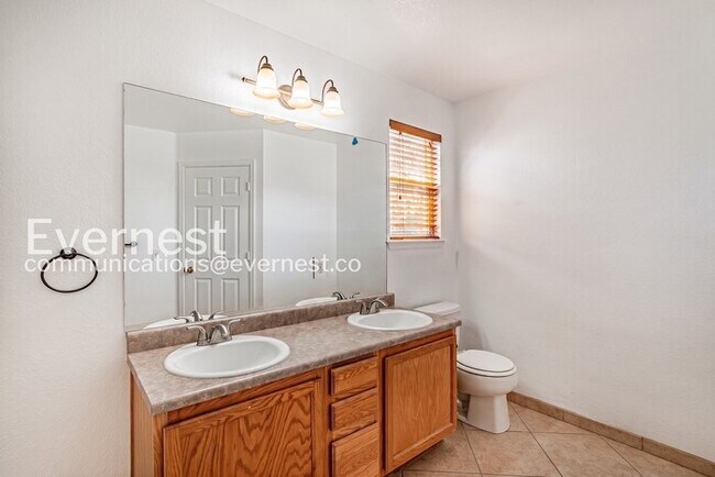 Building Photo - 5 Bed, 3.5 Bath Home with Fenced Yard & Garage / Available Now!