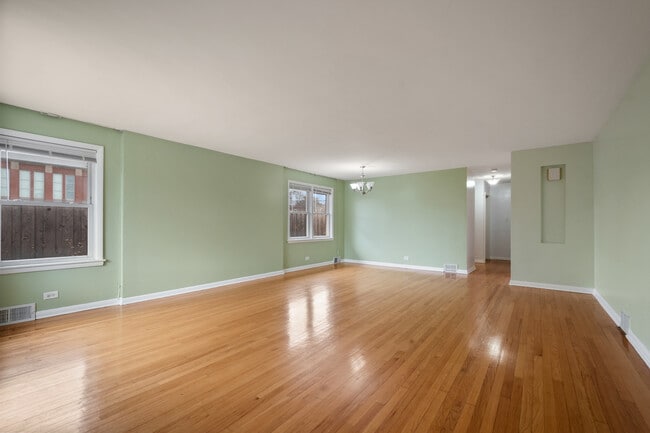 Building Photo - 5840 N Kimball Ave