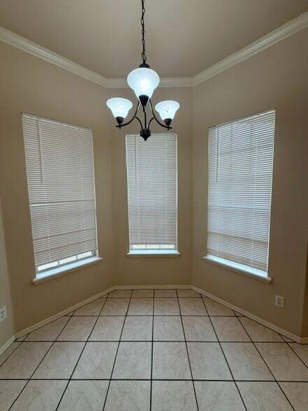 Building Photo - 426 W Pines Way