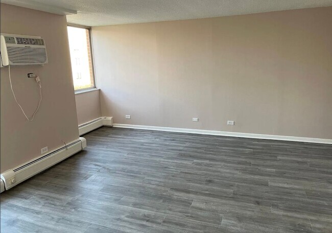 Building Photo - 2211 S Stewart Ave