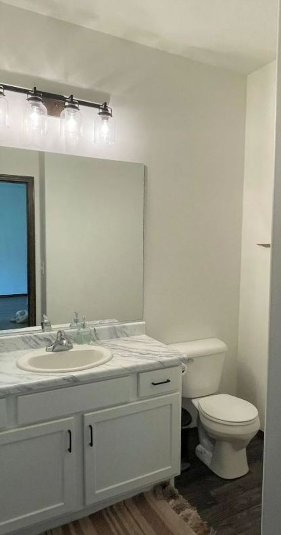 Building Photo - Leubecher Townhome