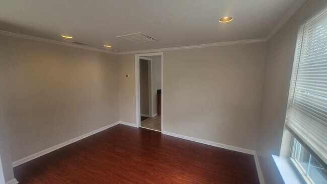 Building Photo - 925-927 Flood St