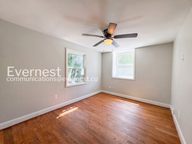 Building Photo - 3 Bed/1.5 Bath Townhome with Fenced Yard / Vouchers Accepted / Available Now!