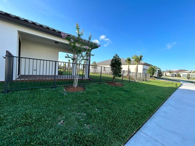 Building Photo - 845 SE Courances Dr