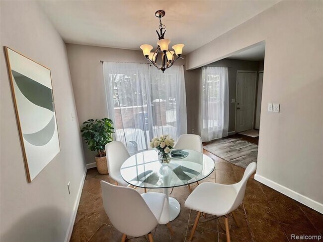 Building Photo - 41070 Southwind Dr