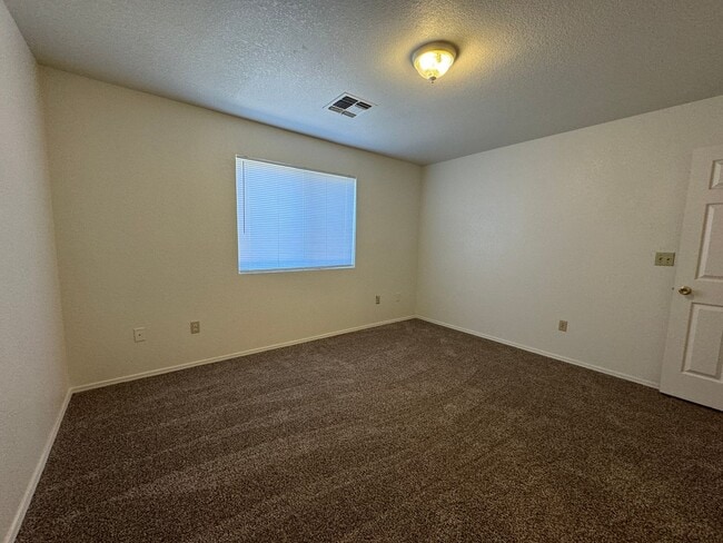 Building Photo - 3BR Duplex with gated yard and Garage