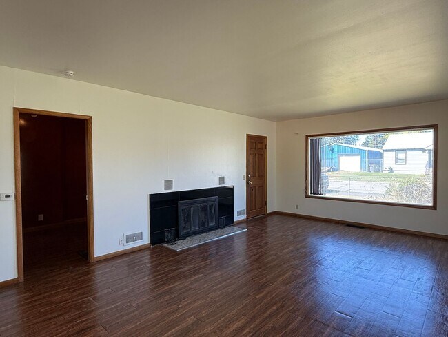 Building Photo - 5 Bedroom Home Available In Spokane Valley!