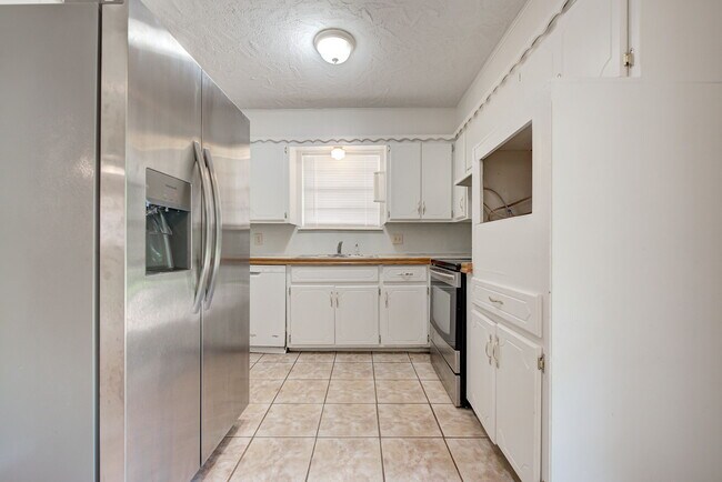 Building Photo - 1627 Surrey Dr