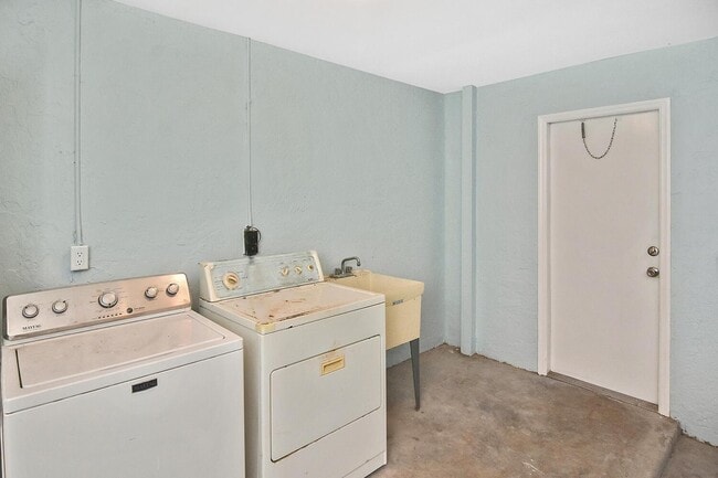 Building Photo - 1202 E 7th St