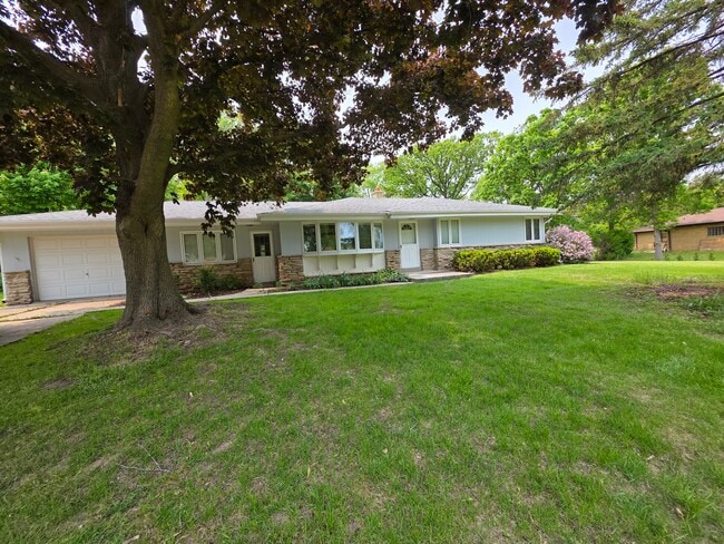 Primary Photo - 4465 N 147th St