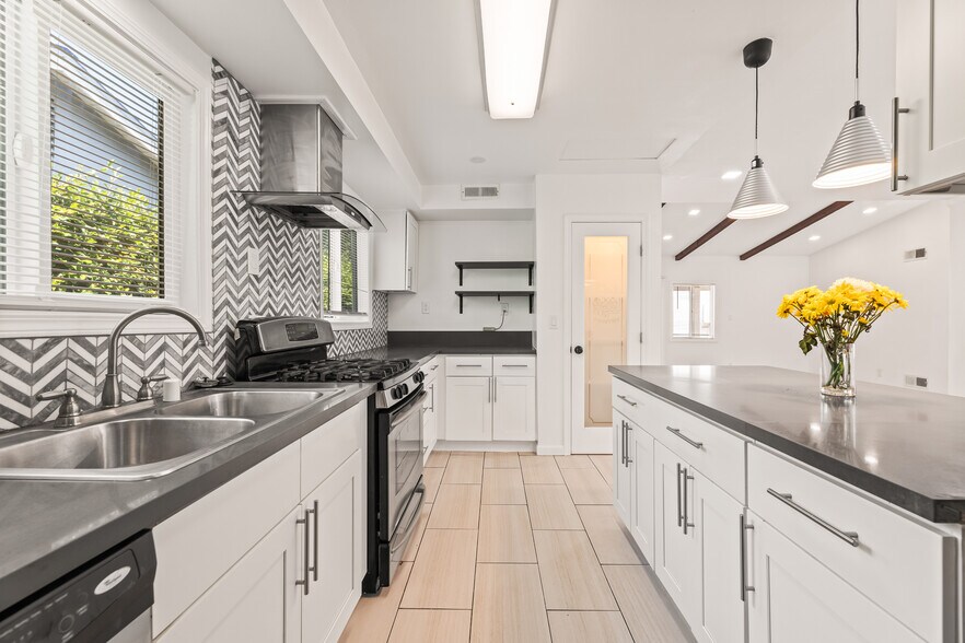 Building Photo - 5700 Vanalden Ave