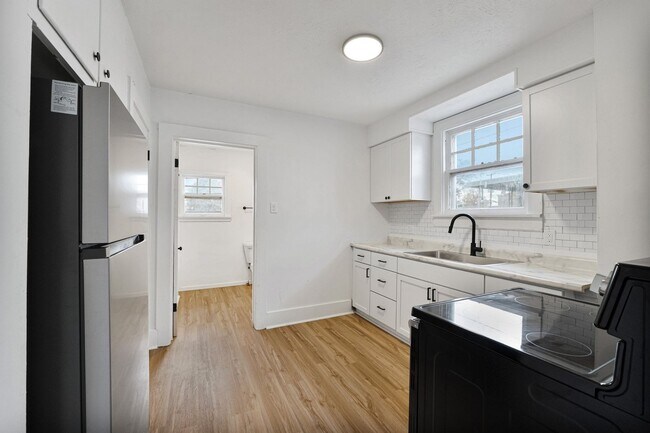 Building Photo - COMING SOON - 3 BEDROOM HOUSE ON SPRING ST