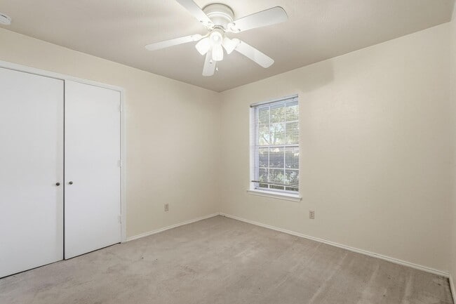 Building Photo - Charming 4 Bedroom 2.5 Bath Home In RISD!