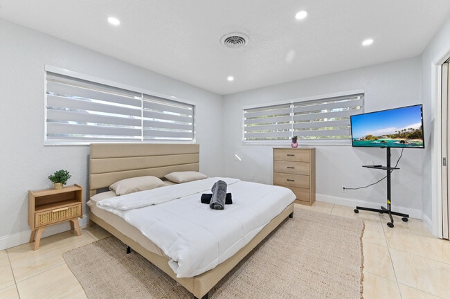 Building Photo - 2128 Dock St