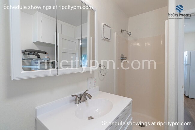 Building Photo - 424 Division St