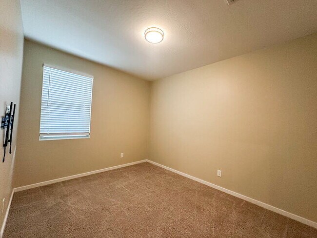 Building Photo - 40523 W Shaver Dr