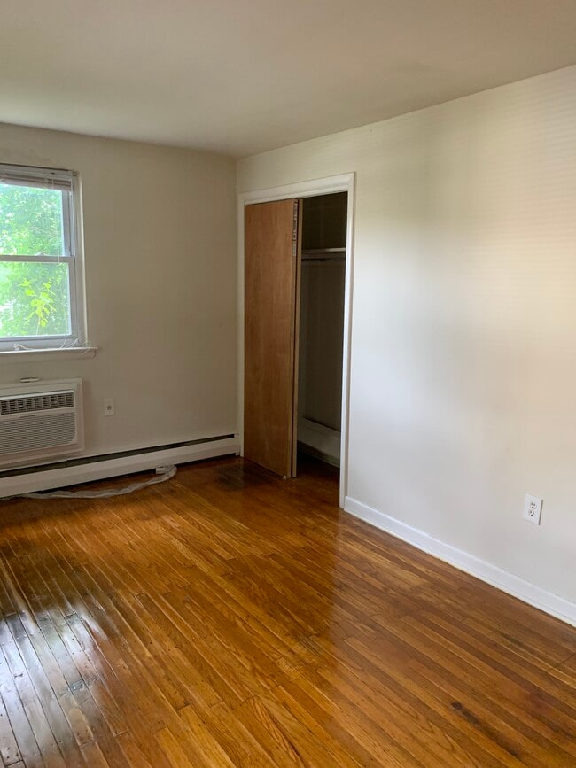 Building Photo - 615 Paxon Ave