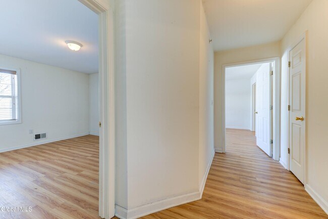 Building Photo - 906 Heritage Way