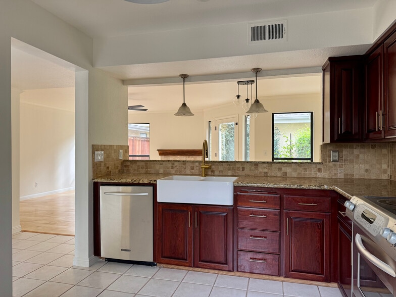 Kitchen - 983 E Foxhill Dr