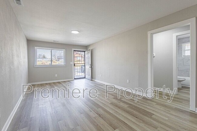 Building Photo - 719 E College St