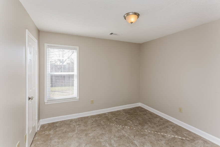 Building Photo - 5305 Oak Court Cove N