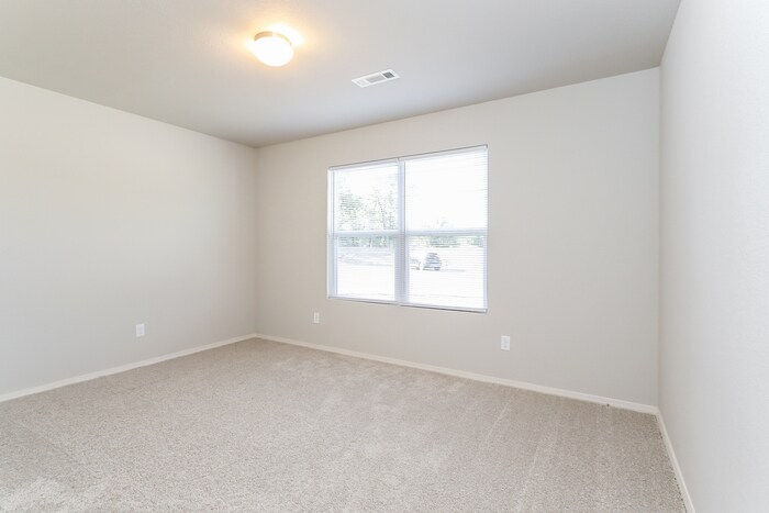 Building Photo - 2048 Bentwood Dr