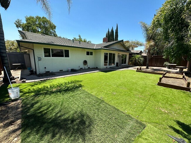 Building Photo - Beautiful 3 Bedroom, 2 Bath Tracy Home