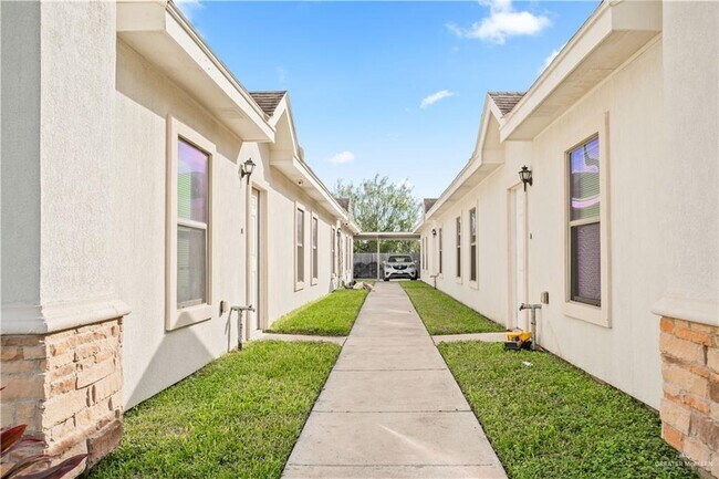 Building Photo - 18 N Ebony St