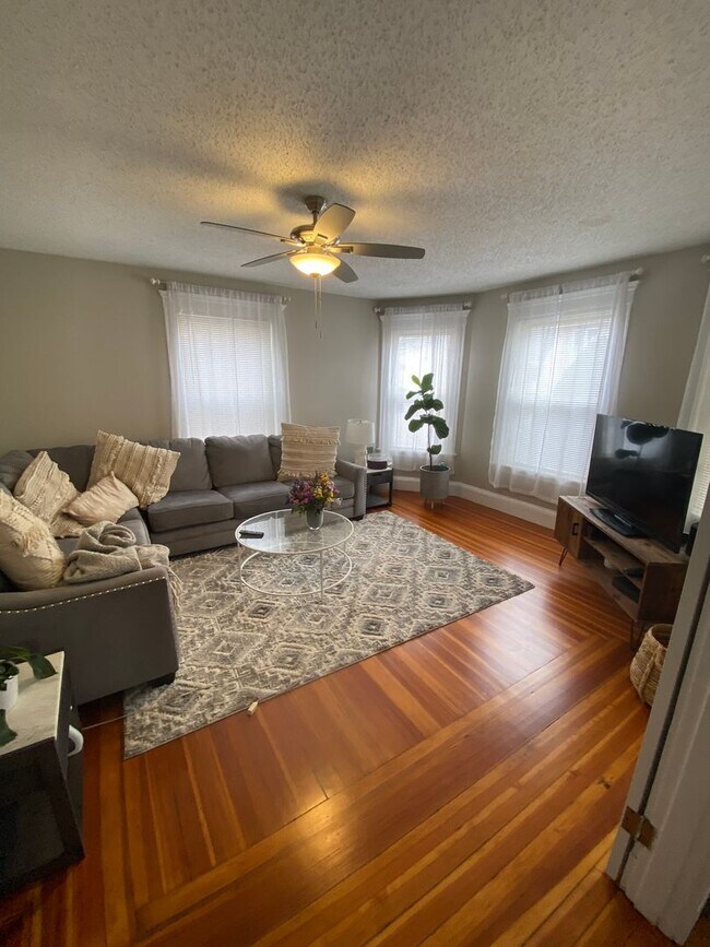 Building Photo - Huge 4 bed unit in Quincy