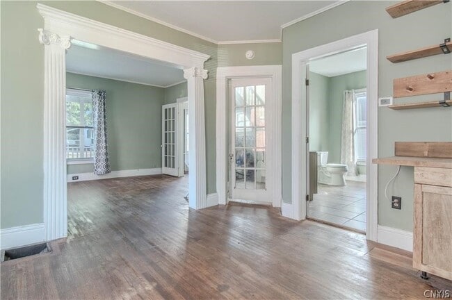 Building Photo - 363 Brainard St