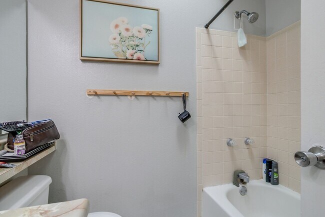 Building Photo - Huge room in a large shared home, private bathroom, great neighborhood, friendly roommates!