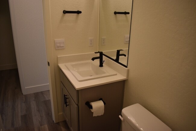 Building Photo - 744 Stephanie Dr