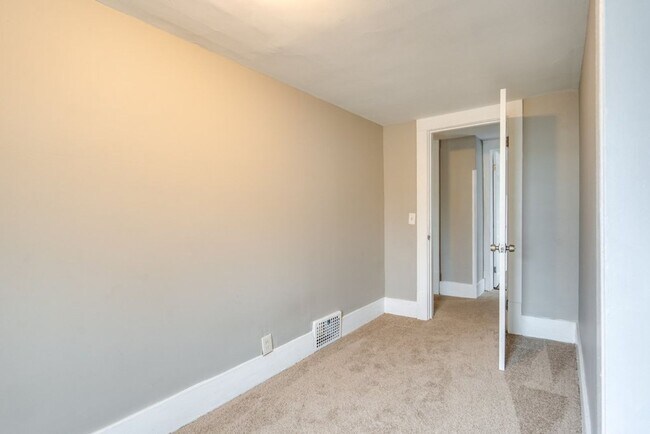 Building Photo - 2 WEEKS FREE RENT! Kenmore Charmer: 2 Bedr...