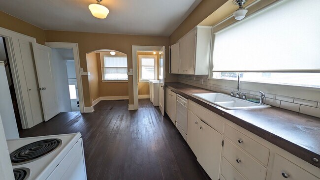 Building Photo - Charming 3 Bedroom House in Downtown
