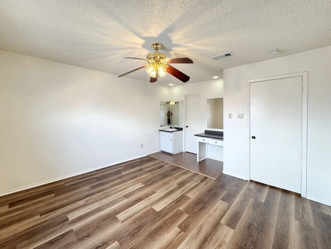 Building Photo - Bright & Stylish 2-Bedroom Retreat in a Prime Arlington Location