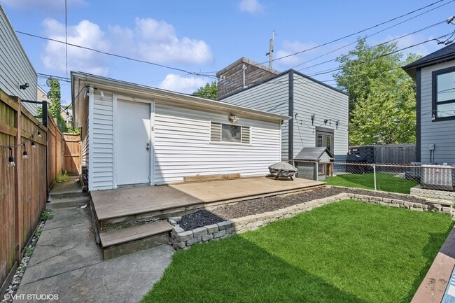 Building Photo - 4132 N Claremont Ave