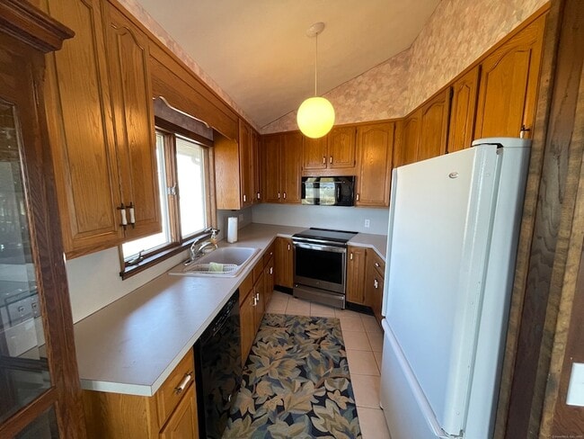 Building Photo - 14 Oak St