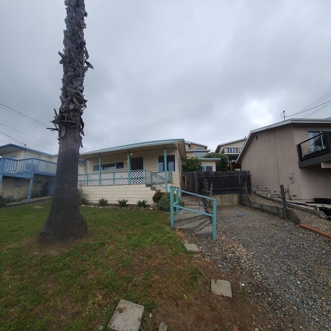 Building Photo - Views of Morro Bay in this cozy hillside cottage!