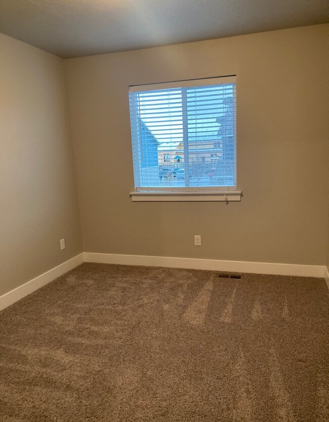 Building Photo - 1661 E Talon Way