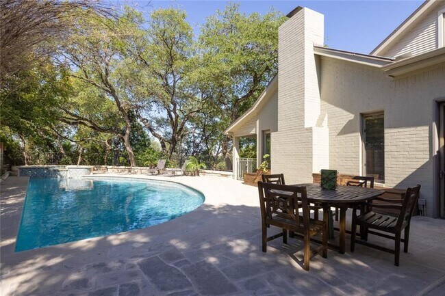 Building Photo - 2605 Stratford Dr