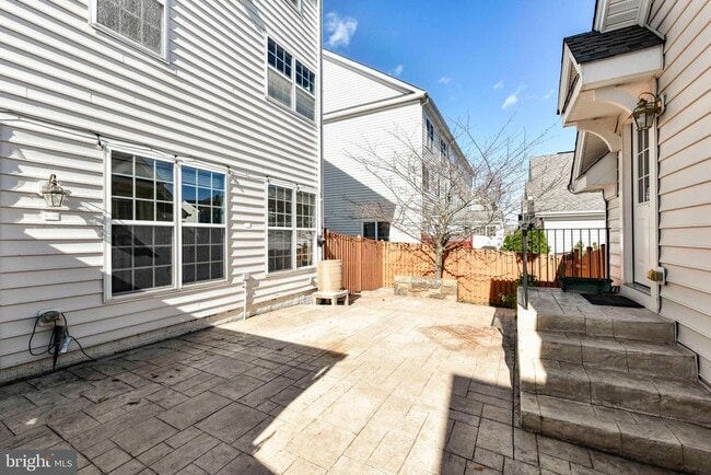 Building Photo - 13592 Village Green Dr