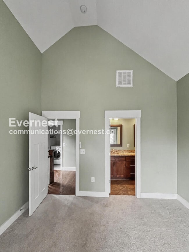 Building Photo - 1306 Pillow St