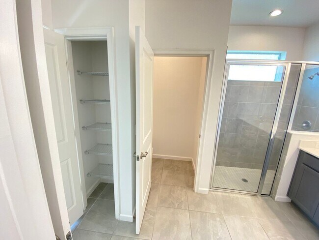 Building Photo - 1273 Hendon Lp