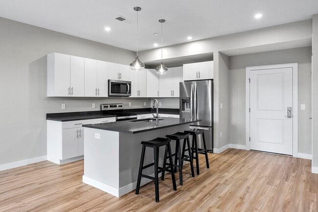 Building Photo - 999 Main St